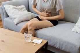 Maux de ventre, mon témoignage : Jeune Fille Asiatique Sur La Douleur De Sofa Du Mal De Ventre Et Avoir Une Certaine Fievre En Raison Des Regles Image Stock Image Du Digestif Concept 145620289
