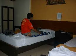 Nah, yang jadi masalah adalah kewajibannya menjalankan ibadah sholat. Bolehkah Shalat Di Atas Ranjang