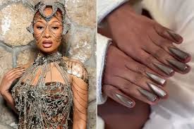 الأظافر المقلوبة.. صيحات في الاتجاه المعاكس - أيقونة
