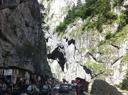 Cheile bicazului, reprezintă o adevarată atracţie turistică cu peisaje spectaculoase şi posibilităţi multiple de agreement. Turist In Å£ara Mea Sovata Lacul RoÈ™u Cheile Bicazului Piatra NeamÈ›