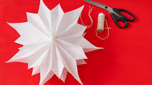 .basteln mit kindern für diesen einfachen weihnachtssterne benötigt man lediglich kleber und 8 blätter quadratisches papier (z.b mit etwas übung schafft man einen dieser weihnachtssterne in wenigen minuten. Origami So Bastelt Ihr Sterne Aus Butterbrottuten Geolino