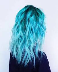 Blaue Haare Schone Locken Auffallige Damenfrisuren Fur Mutige Damen Ideen Und Tipps Coole Frisuren Blaue Haare Haarfarben