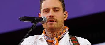 Douwe Bob loopt weg bij optreden Joodse voetbalclub