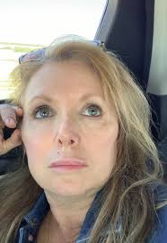 Hi I'm Jeni/Jen I live in Coventry in the UK. I'm nearly 46 (which is  starting to sound a bit serious when I say it out loud) I've been a  hairdresser for