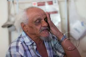 Mais antigo e famoso engraxate de Cuiabá reclama de destruição de seu local  de trabalho