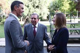 Sánchez recibe a González y garantiza que España seguirá defendiendo la  democracia