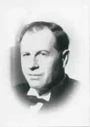 Barn i leik Her er det stor aktivitet! Fra v. Thomas Lundberg, Astrid  Andrea Smette, Hanne Gjestemoen og Vegard Lundberg bygger mosehus på  Bankeplassen. -Hallingdal museum fotosamling