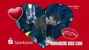 Ovo je lice momka koji je samo njen prijatelj (video). Kiss Cam Und Fotoaktion Dresden Monarchs