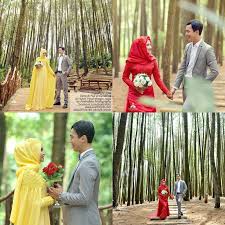 Meskipun jaraknya tidak berdekatan, chemistry mereka dalam foto sungguh terlihat. 7 Foto Prewedding Outdoor Hijab Di Hutan Pinus Imogiri Jogja Prewed Deka Puji Pose Fotografi Perkawinan Foto Perkawinan Foto Pertunangan