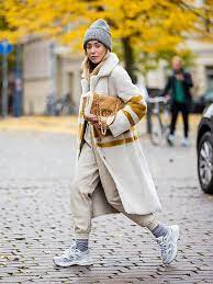 Une solution consiste à porter des chaussettes colorées et vous pourrez obtenir un style des années 80 amusant. Comment Porter Un Jogging A La Ville Avec Elegance Stylight