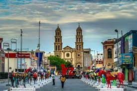 Los Caballitos Solo Faltan Los Policias Que Fueron Asignados A Cuidarlos Al Fondo La Catedral De Ciudad Juarez Cal Ciudad Juarez Chihuahua Ciudades Catedral