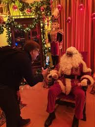 Qui si potrà ammirare da il villaggio di babbo natale è stato inaugurato nel 1992 e da allora migliaia di bambini lo hanno visitato. Candela Colori E Magia Per La Casa Di Babbo Natale Stato Quotidiano