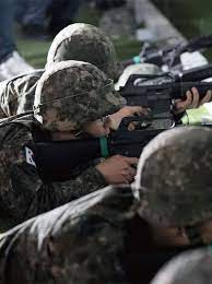 Jun 19, 2021 · 예비군(豫 備 軍, reserve forces)은 현역 군인이 아니라 일반 시민이 주병력이 되어 전쟁 및 이에 준하는 천재지변, 그 외 긴박한 상황에 병력 추가 동원해야 할 필요가 있을 때를 대비해서 선발 또는 임명된 시민들을 훈련하고 준비시키는 군사 조직이다. V4keap73zpnwjm