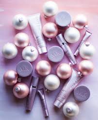 Nacida mary kathlyn wagner en hot wells, texas, ash trabajó para varias compañías de venta directa desde 1939 hasta 1960, alcanzando un considerable éxito como vendedora y entrenadora de vendedoras. Mary Kay Ash Imarykay Twitter