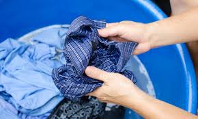 En rinçant abondamment à l'eau froide et en tamponnant la tache avec un autre tissu (frotter risquerait d'élargir la tache). Savez Vous Comment Nettoyer Une Tache De Sang Sur Un Vetement Trucs Pratiques