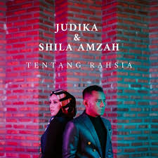 Biarlah semua berlalu pergi dan takkan kembali kini aku relakan (kini aku relakan) biar ku tutup luka meski aku tersakiti cukup aku yang rasa. Judika Feat Shila Amzah Tentang Rahsia From Adellea Sofea Soundtrack Lyrics Musixmatch