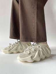 Adidas Yeezy 450 Cloud White Pluggi In 2021 Yeezy Sneakers Fashion Denim Fashion