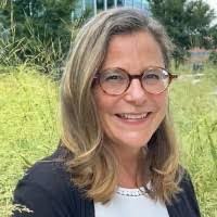 Leslie Hanlon's Instagram, Twitter & Facebook