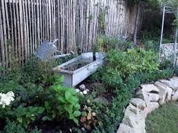 Weitere ideen zu zinkwanne teich, gartenhaus bausatz, ziegelsteine. Romantische Wasserspiele Im Garten Romantikgarten In Nordhessen