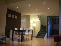 Asimismo, la pared principal incluyen las luces funcionales en línea que ayudan a crear un ambiente en armonía. Luces Led En El Techo Iluminacion Empotrada Luces De Techo Luces Empotradas En El Techo