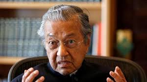 Pelantikkan perdana menteri baru tersebut berjaya dilakukan selepas perikatan nasional (pn) berjaya mendapat majoriti dikalangan ahli parlimen sekaligus mengenepikan kerajaan pakatan harapan di bawah tun mahathir mohamad untuk terus memimpin negara sehingga pilihanraya umum ke 15. Sosok Perjalanan Karir Mahathir Mohamad Perdana Menteri Ke 7 Malaysia Yang Mundur Dari Jabatannya Halaman All Pos Kupang