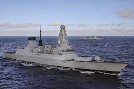 Капітан hms defender вінс оуен вручив мені історичний принт першої у світі британської карти чорного моря. British Warship Shadows Russian Naval Task Force In English Channel