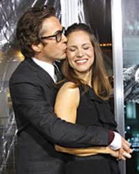 His body is shown afterwards when his mother elsie downey discovers him, and again when she buries him. Robert Downey Jr Starportrat News Bilder Gala De
