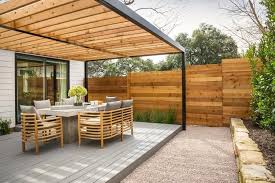 Protection Solaire Avec Une Pergola En Bois Sur La Terrasse Exterieur Garten Terrasse Uberdachung Garten Holzpergola