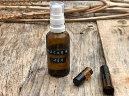 Kaum kommt die zeit in der man sich wieder ohne zu zittern auf balkon oder terrasse setzen kann, kommen auch die mücken wieder. Mucken Abwehrspray Selber Machen Und Insektenstichol Rezept