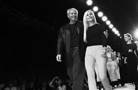 The versace siblings and their commitment to the brand is a prominent theme in the show. æ­é–‹donatella Versaceæœªçµç—‚çš„å‚· åœ¨ ç¾Žåœ‹çŠ¯ç½ªæ•…äº‹ ç¬¬äºŒå­£çœ‹penelope Cruzé£†æˆ²