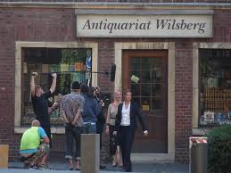 A first tv episode was aired in 1995, five years after the release of the first novel, starring joachim król. File Dreharbeiten Wilsberg Hengstparade Jpg Wikipedia