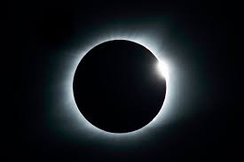 Varje år upplever jorden i genomsnitt 2,4 solförmörkelser. December 2020
