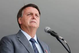 El presidente de brasil, jair bolsonaro, observa mientras ajusta su máscara protectora durante una ceremonia de lanzamiento de un programa para. O Brasil Esta Quebrado Nao Consigo Fazer Nada Diz Bolsonaro A Apoiador Veja