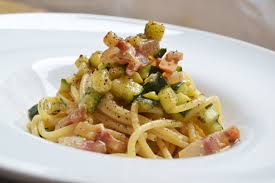 Tagliare il guanciale a pezzetti piccoli e passare in padella fino a che diventano croccanti. Spaghetti Alla Gricia Con Zucchine E Zenzero Robysushi Com