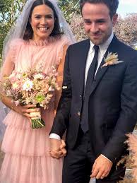 Who is mandy moore's husband, taylor goldsmith? Mandy Moore And Taylor Goldsmith Wedding Photos People Com