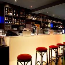 Comptoir De Bar En Corian Lumineux Comptoir De Bar Bar Moderne Bar Lumineux