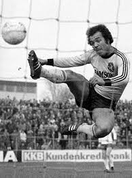 Hier wird sehr still und gerade deswegen eindrücklich am beispiel deutscher farbiger fussballer aufgezeigt wie sehr der immernoch allgegenwärtige rassismus unsere gesellschaft durchdringt, wie er das leben der betroffenen beeinträchtigt und dass wir. Https Www Mopo De Sport Afrodeutsche Im Dfb Trikot Doku Film Schwarze Adler Mit Asamoah Bei Amazon Prime 38184384