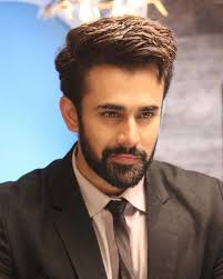 App sabhi ko meri oor se Eid Mubarak 🌙 . Aap sabhi per khuda ki rehmat ho  🙏🏽 #beindoors #staysafe #eidmubarak #eid