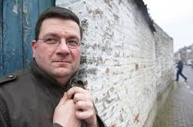 Un hombre que fue virgen hasta los 34 años tuvo 82 hijos tras ofrecerse  como “prostituto gratuito” Ed Houben, un holandés de 42 años que fue virgen  hasta los 34, ha tenido