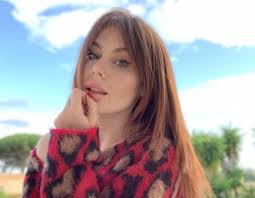 La somiglianza con la mamma, i sogni nel cassetto, gli amori… ecco tutto su di lei. Jasmine Carrisi Chi E Il Suo Rapporto Con I Due Genitori