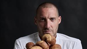 What are four hands dinners and why are they becoming popular in the UAE?