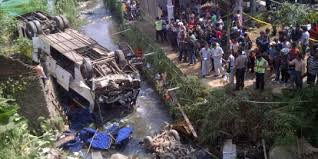 Coba lihat siapa pengemudi bus gunung harta ini. Ini Kronologi Bus Gunung Harta Yang Terjun Ke Sungai Di Semarang Merdeka Com