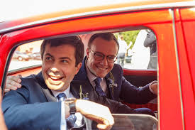Buttigieg studerade vid harvard college som ung och har varit borgmästare i south bend från 1 januari 2012 till 1 januari 2020. Wedding Wednesday That S Our Mayor Merry Me Events