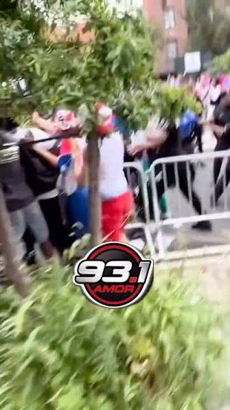 Caos y peleas marcaron el cierre del desfile dominicano en El Bronx #amor931fm #labodegadelamañana #lamusicaapp