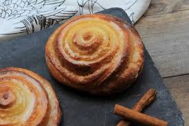 Recette Roules Fourres A La Cannelle En Video Recette Recette Roule Roules A La Cannelle Recette