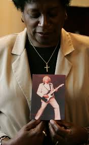 Funeral home closed for cutting off musician's legs to fit him in casket