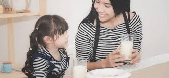 Sementara tante susan masih terlihat sibuk dengan bayinya. Kapan Waktu Yang Tepat Minum Susu Untuk Si Kecil Theasianparent Indonesia