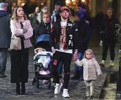 El lateral español del liverpool alberto moreno comparte su vida con lilia granadilla, sevillana al igual que él, desde antes de que abandonará el sevilla en el 2014 y fichara por el liverpool. Firmino Parks 250 000 Yellow Lamborghini In Disabled Bay All Football