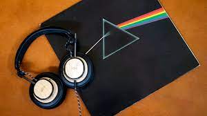 Bands pink floyd the dark side of the moon. You Should Listen To Pink Floyd S Dark Side Of The Moon With Headphones