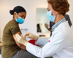 Alguns pacientes podem apresentar dores, congestão nasal, dor de cabeça, conjuntivite, dor de garganta, diarreia, perda de paladar ou olfato, erupção cutânea na pele ou descoloração dos dedos das mãos ou dos pés. Vacinacao Contra A Covid 19 Entenda A Importancia Noticias R7 Cidades